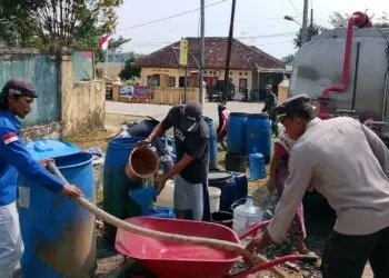 ANTRE : Sejumlah warga Pandeglang, antre mendapatkan pasokan air bersih. Sejak tiga pekan terakhir, hampir seratusan wilayah di Kabupaten Pandeglang mengalami krisis air bersih. (ISTIMEWA)