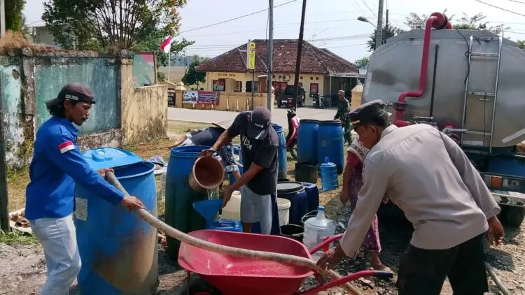 ANTRE : Sejumlah warga Pandeglang, antre mendapatkan pasokan air bersih. Sejak tiga pekan terakhir, hampir seratusan wilayah di Kabupaten Pandeglang mengalami krisis air bersih. (ISTIMEWA)