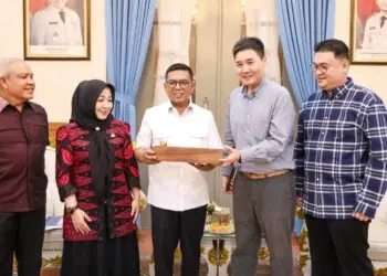BERDIALOG : Gubernur Banten Andra Soni (tengah), berdialog dengan CEO Hexavia Qimeng Sun (dua dari kanan), membahas mengenai rencana investasi data base AI. (ISTIMEWA)
