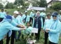 MENANAM POHON - Wakil Bupati Serang dan jajarannya, menanam pohon di sekitar bendung sindangheula, dalam rangka hari lingkungan hidup sedunia. (ISTIMEWA)