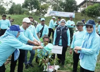 MENANAM POHON - Wakil Bupati Serang dan jajarannya, menanam pohon di sekitar bendung sindangheula, dalam rangka hari lingkungan hidup sedunia. (ISTIMEWA)
