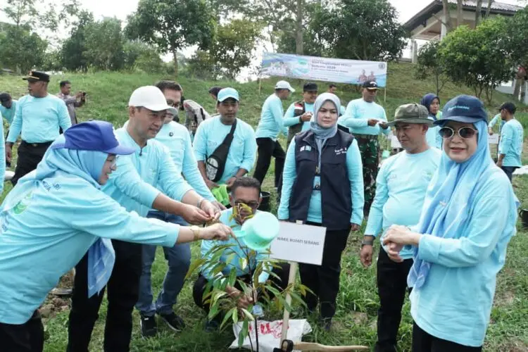 MENANAM POHON - Wakil Bupati Serang dan jajarannya, menanam pohon di sekitar bendung sindangheula, dalam rangka hari lingkungan hidup sedunia. (ISTIMEWA)