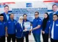 MENYERAHKAN FORMULIR -- Iti Octavia Jayabaya, menyerahkan formulir pendaftaran Calon Ketua DPD Partai Demokrat Banten. (ISTIMEWA)
