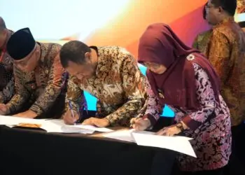 PENANDATANGANAN - Bupati Pandeglang Raden Dewi Setiani, menandatangani berita acara penyerahan lahan untuk program Sekolah Nasional Terintegrasi (SNT), Kamis (30/7/2026). (ISTIMEWA)