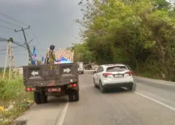 DITERTIBKAN : Puluhan bendera Partai Demorat, ditertibkan oleh petugas Satpol PP Kota Serang. (ISTIMEWA)