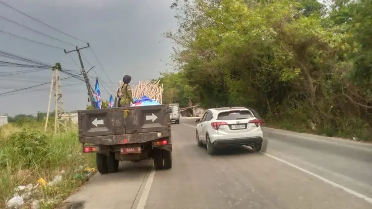 Satpol PP Kota Serang Tertibkan Puluhan Bendera Partai Demokrat