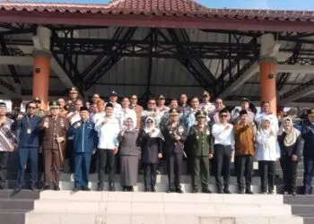 FOTO BERSAMA - Bupati Pandeglang Raden Dewi Setiani, Wabup Pandeglang Iing Andri Supriadi, bersama jajaran pejabat Forkopimda,foto bersama usai mengikuti upacara Hari Bhayangkara Ke-80, Rabu (1/7/2026). (ISTIMEWA)