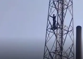 Pria di Tangsel Panjat Tower 30 Meter, Turun Setelah Dibujuk Anak Balitanya