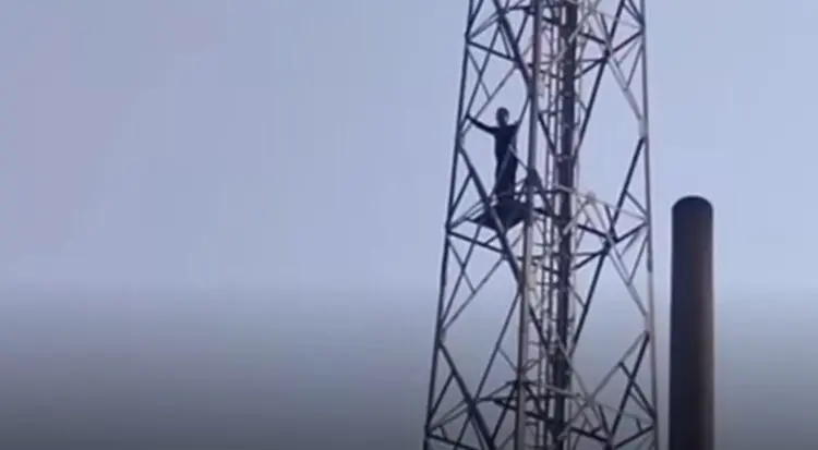 Pria di Tangsel Panjat Tower 30 Meter, Turun Setelah Dibujuk Anak Balitanya