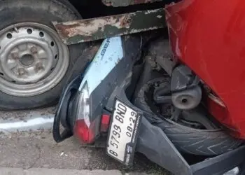 Mobil Honda Jazz Hilang Kendali di Ciputat, Tabrak 3 Kendaraan