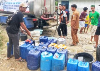 AIR BERSIH : Sejumlah warga Desa Sukasenang, Kecamatan Cikusik mendapatkan pasokan air bersih pada musim kemarau lalu. Ditahun ini, daerah tersebut menjadi salah satu daerah rawan kekeringan akibat musim kemarau.(DOKUMEN/SATELITNEWS.COM)