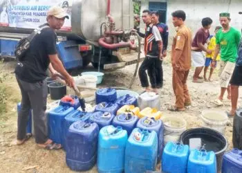 AIR BERSIH : Sejumlah warga Desa Sukasenang, Kecamatan Cikusik mendapatkan pasokan air bersih pada musim kemarau lalu. Ditahun ini, daerah tersebut menjadi salah satu daerah rawan kekeringan akibat musim kemarau.(DOKUMEN/SATELITNEWS.COM)