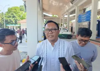 Kepala Dinas Perhubungan Kota Tangerang Selatan, Ayep Jajat Sudrajat menjelaskan tentang bus sekolah gratis. (EKO SETIAWAN/SATELIT NEWS)