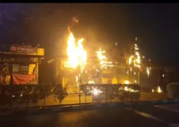 Motor Tabrak Etalase Bensin, Warung di Tangerang Terbakar