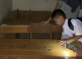 Tradisi "Rebutan" Bangku Warnai Hari Pertama Sekolah di Cikulur Lebak
