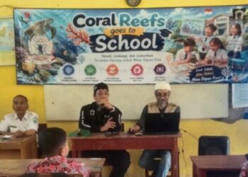 EDUKASI -:FPTK Banten dan Perkumpulan Boedak Saung, menyampaikan edukasi terumbu karang di SDN Banyuasih 1 Kecamatan Cigeulis, Kabupaten Pandeglang, Rabu (15/7/2026). (ISTIMEWA)