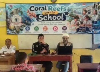 EDUKASI -:FPTK Banten dan Perkumpulan Boedak Saung, menyampaikan edukasi terumbu karang di SDN Banyuasih 1 Kecamatan Cigeulis, Kabupaten Pandeglang, Rabu (15/7/2026). (ISTIMEWA)