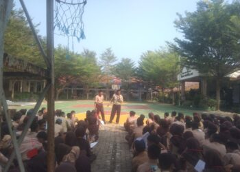 SOSIALISASI - Tagana Kabupaten Pandeglang bersama Perkumpulan Boedak Saung, kembali melakukan sosialisasi mitigasi kebencanaan kepada para pelajar tingkat SMA. (ISTIMEWA)