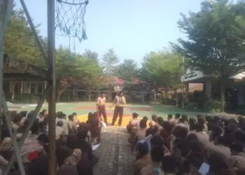 SOSIALISASI - Tagana Kabupaten Pandeglang bersama Perkumpulan Boedak Saung, kembali melakukan sosialisasi mitigasi kebencanaan kepada para pelajar tingkat SMA. (ISTIMEWA)