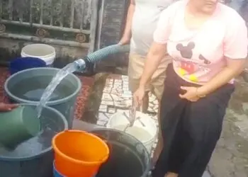 BANTUAN AIR BERSIH - Warga Kampung Seuseupan RT 002/RW 001, Desa Seuseupan, Kecamatan Sukaresmi, Kabupaten Pandeglang, berbondong-bondong membawa ember, galon, tong, serta wadah lainnya untuk menampung bantuan air bersih, Senin (20/7/2026). (ISTIMEWA)