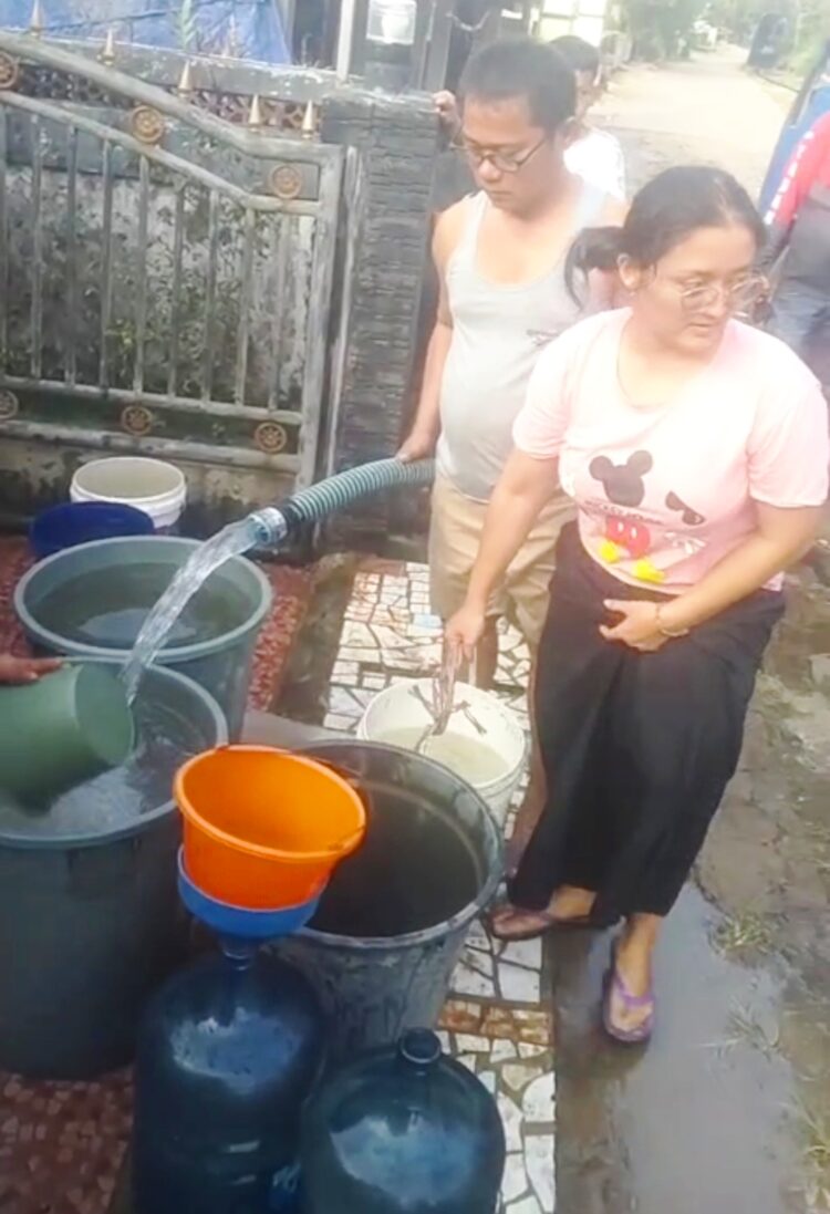 BANTUAN AIR BERSIH - Warga Kampung Seuseupan RT 002/RW 001, Desa Seuseupan, Kecamatan Sukaresmi, Kabupaten Pandeglang, berbondong-bondong membawa ember, galon, tong, serta wadah lainnya untuk menampung bantuan air bersih, Senin (20/7/2026). (ISTIMEWA)