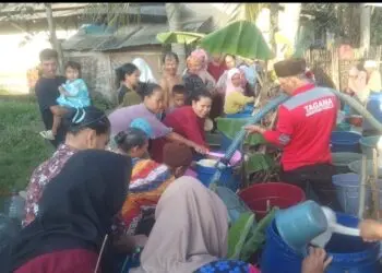 BANTUAN - Tim Tagana, BSR dan Yayasan Mengetuk Pintu Langit, salurkan bantuan air bersih ke sejumlah titik, Selasa (21/7/2026). (ISTIMEWA)