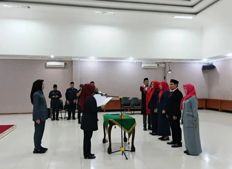 PELANTIKAN - Bupati Pandeglang Raden Dewi Setiani, melantik 4 pejabat eselon II di lingkungan Pemkab Pandeglang, Kamis (23/7/2026). (ISTIMEWA)