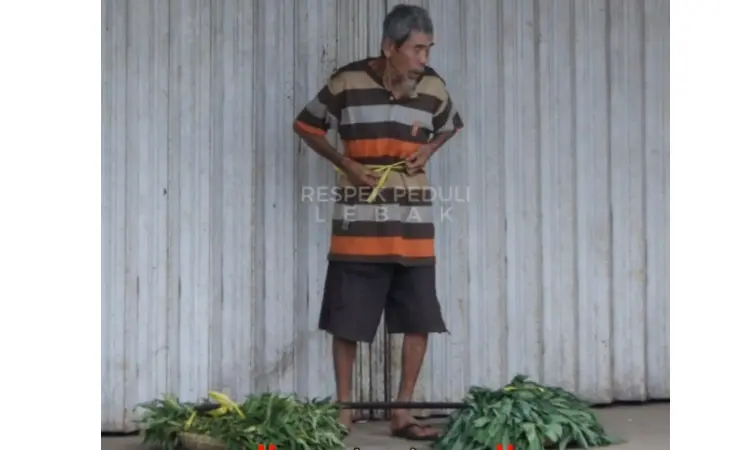 Kakek Penjual Kangkung di Lebak Ikat Perut Tahan Lapar