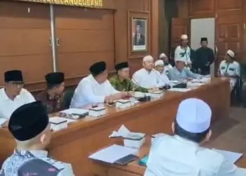 AUDIENSI - Sejumlah santri, tokoh masyarakat, tokoh ulama, beraudiensi dengan Ketua dan jajaran anggota DPRD Kabupaten Pandeglang, di ruang Bamus, Kamis (30/7/2026). (ISTIMEWA)