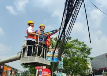 Kabel Semrawut di Jalan Raden Fatah Kota Tangerang Mulai Diputus