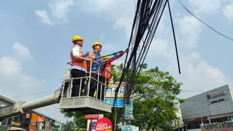 Kabel Semrawut di Jalan Raden Fatah Kota Tangerang Mulai Diputus