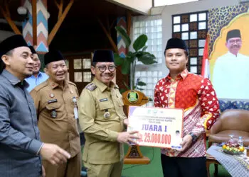 Sachrudin Serahkan Bonus Rp1 Miliar untuk Kafilah MTQ