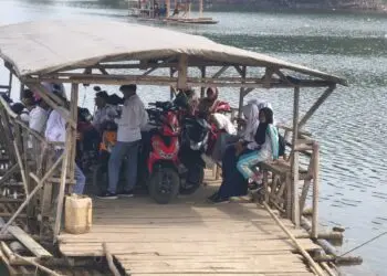 Jembatan Terendam Waduk, Siswa di Lebak Berangkat Sekolah Naik Perahu