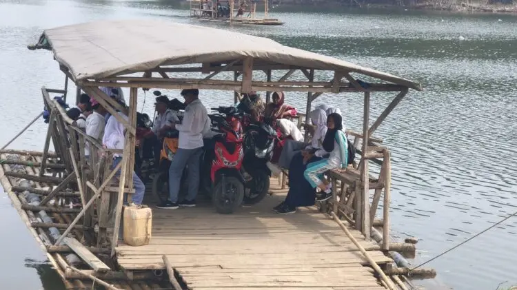 Jembatan Terendam Waduk, Siswa di Lebak Berangkat Sekolah Naik Perahu