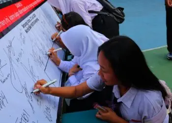 Mengawali KBM, Siswa SMK Pustek Lakukan Deklarasi dan Komitmen Bersama Peraturan Sekolah