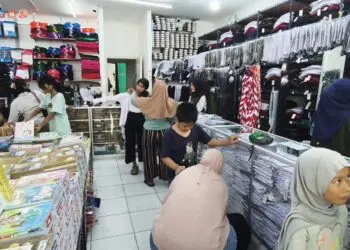 Harga Naik 5 Persen, Toko Seragam Sekolah di Tangsel Diserbu Pembeli