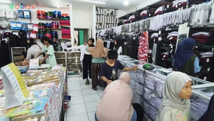 Harga Naik 5 Persen, Toko Seragam Sekolah di Tangsel Diserbu Pembeli