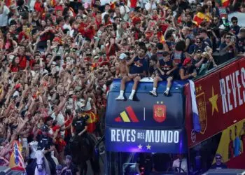 Pawai Juara, Kota Madrid “Memerah”