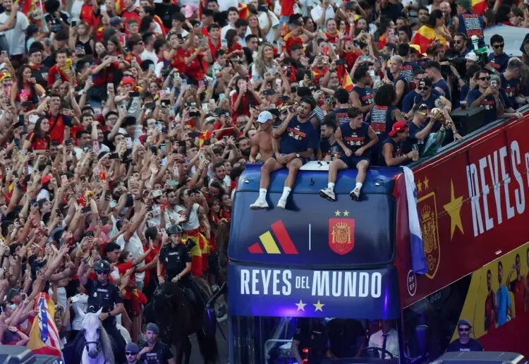Pawai Juara, Kota Madrid “Memerah”