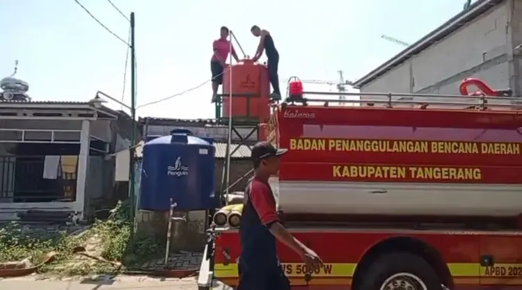85 KK Warga Cirarab Alami Krisis Air Bersih, BPBD Kabupaten Tangerang Salurkan Bantuan