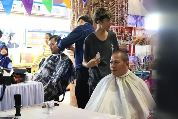 Dinsos Kota Tangerang Buka Cukur dan Pijat Bayar Seikhlasnya di Festival Cisadane