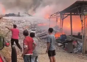 Tumpukan Sampah Liar Setinggi 7 Meter di Serpong Terbakar