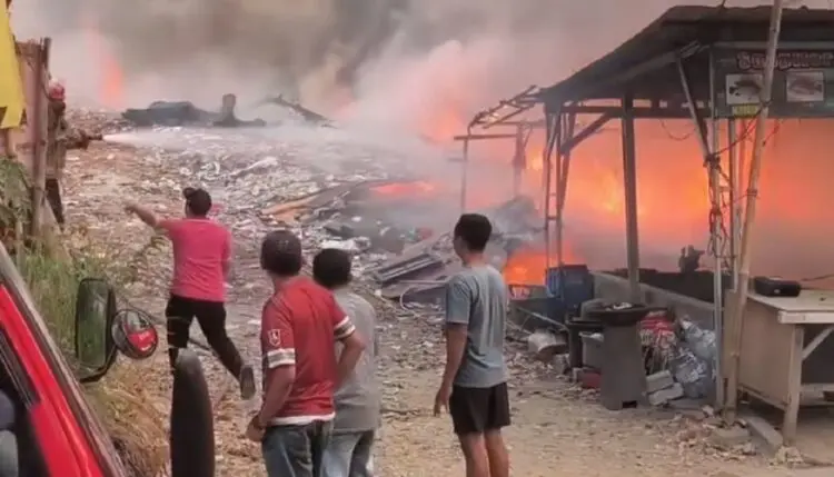 Tumpukan Sampah Liar Setinggi 7 Meter di Serpong Terbakar
