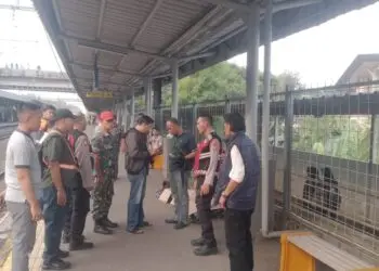 OLAH TKP: Anggota Polsek Ciputat Timur Kompol Bambang Askar Sodiq mendatangi lokasi guna melakukan olah tempat kejadian. (EKO SETIAWAN/SATELIT NEWS)