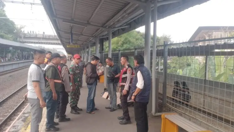 OLAH TKP: Anggota Polsek Ciputat Timur Kompol Bambang Askar Sodiq mendatangi lokasi guna melakukan olah tempat kejadian. (EKO SETIAWAN/SATELIT NEWS)