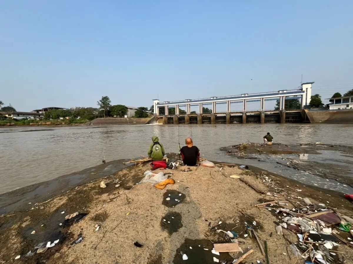 Kemarau Melanda, Debit Air Sungai Cisadane Tangerang Mulai Menyusut Kemarau Melanda, Debit Air Sungai Cisadane Tangerang Mulai Menyusut