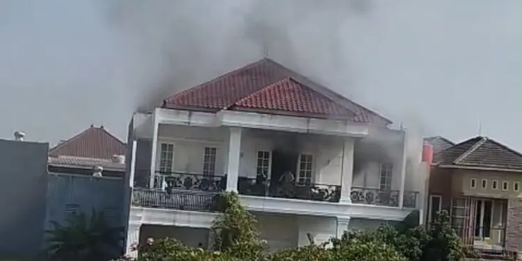 Rumah Mewah di Kawasan Moderland Kota Tangerang Kebakaran