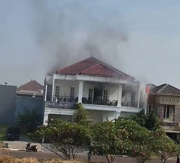 Rumah Mewah di Kawasan Modernland Kota Tangerang Kebakaran