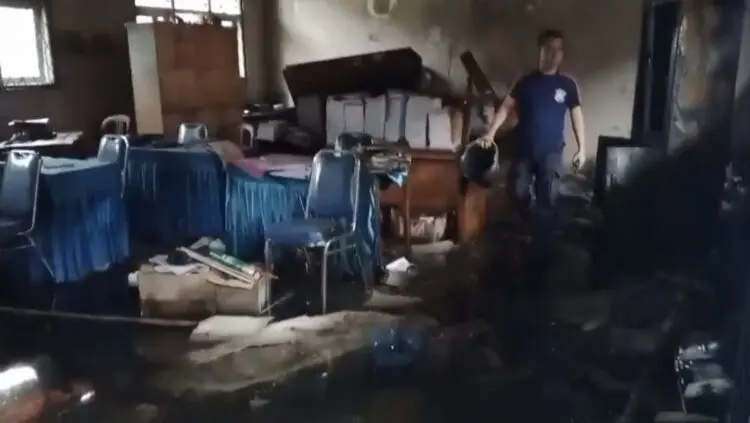 SMPN 5 Maja Lebak Dilalap Api, 40 Chromebook Terbakar Kerugian Capai 350 Juta