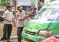 Satpol PP Kabupaten Tangerang Bagikan 500 Bendera Merah Putih Kepada Pengguna Jalan